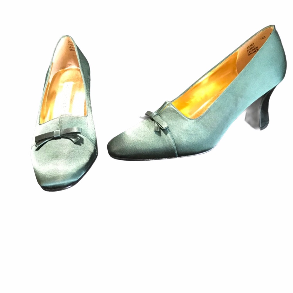 Green and gold silk heels!🎄